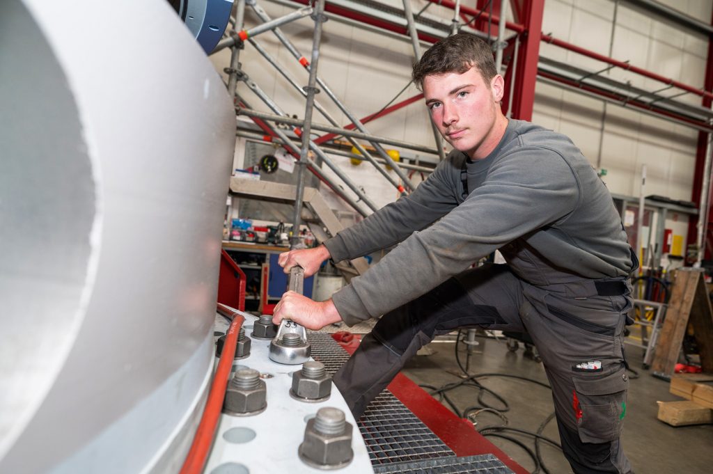 Dual-Student arbeitet im Maschinenraum