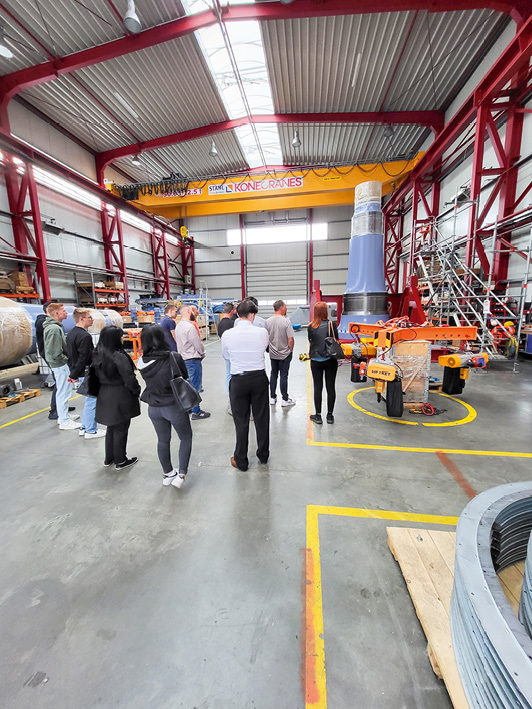Gruppenführung in der Produktionshalle von eno energy