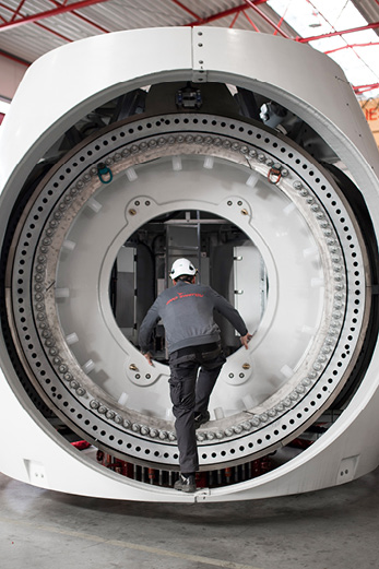 Mitarbeiter von eno energy besteigt Nabe