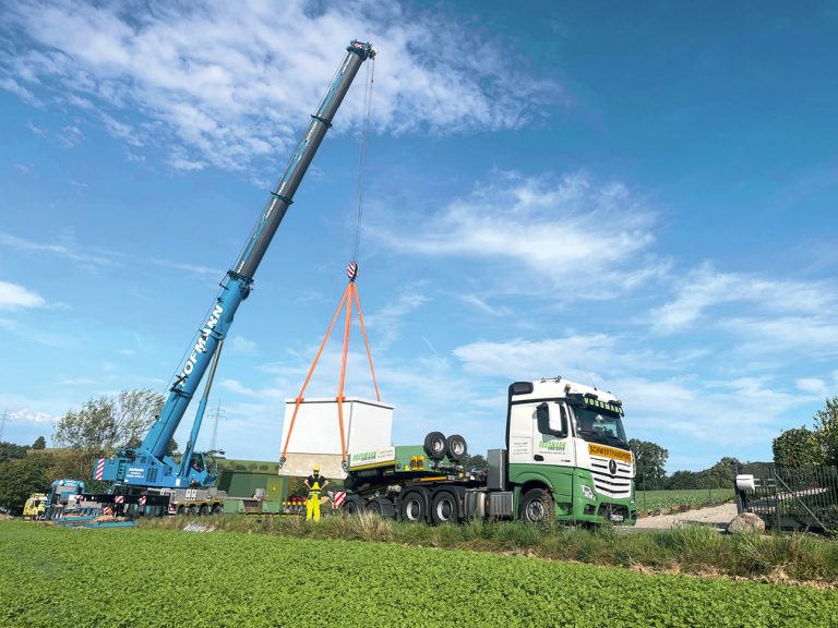 Anlieferung einer Übergabestation zum Aufbau einer eno energy Windenergieanlage