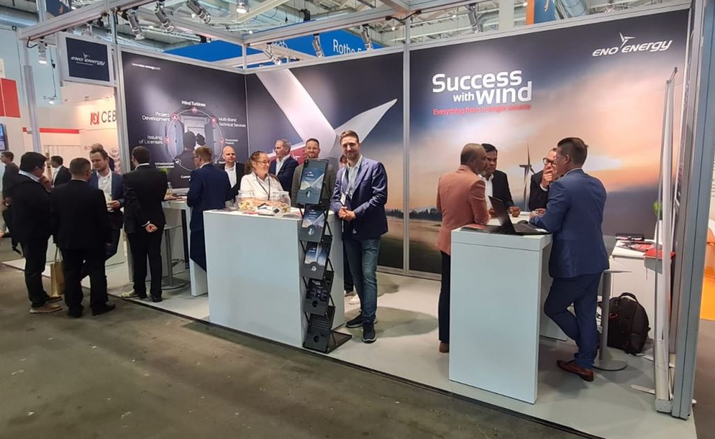 Mitarbeiter von eno energy am Stand auf der Messe WindEnergy Hamburg