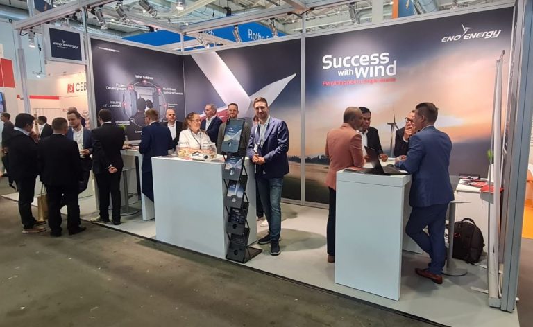 Mitarbeiter von eno energy am Stand auf der Messe WindEnergy Hamburg