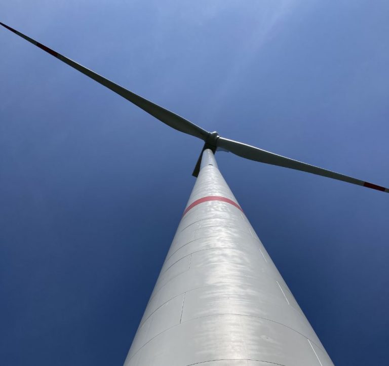 eno energy-Windenergieanlage von unten nach oben fotografiert - schlüsselfertiger Windpark