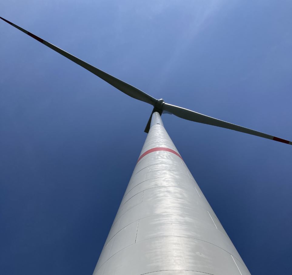 eno energy-Windenergieanlage von unten nach oben fotografiert - schlüsselfertiger Windpark