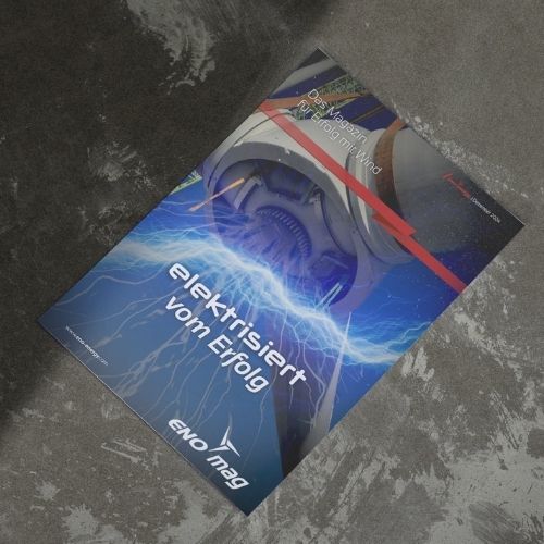 Titelbild des eno Magazins: Eine Nahaufnahme einer Windkraftanlage mit elektrisierenden Effekten und dem Schriftzug ‚Elektrisiert vom Erfolg‘, symbolisch für Innovation und nachhaltige Energielösungen.