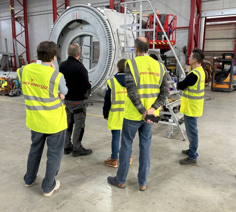 Studierende der Uni Rostock besichtigen die Produktionshalle von eno energy in Rostock-Hinrichsdorf