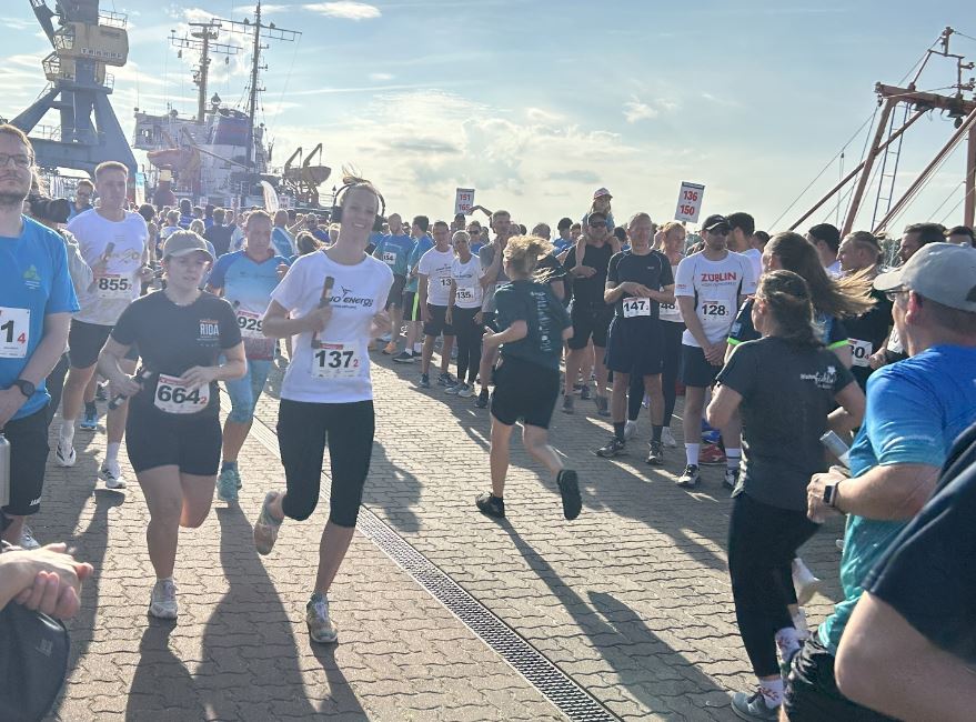 Firmenlauf eno energy Kollegin